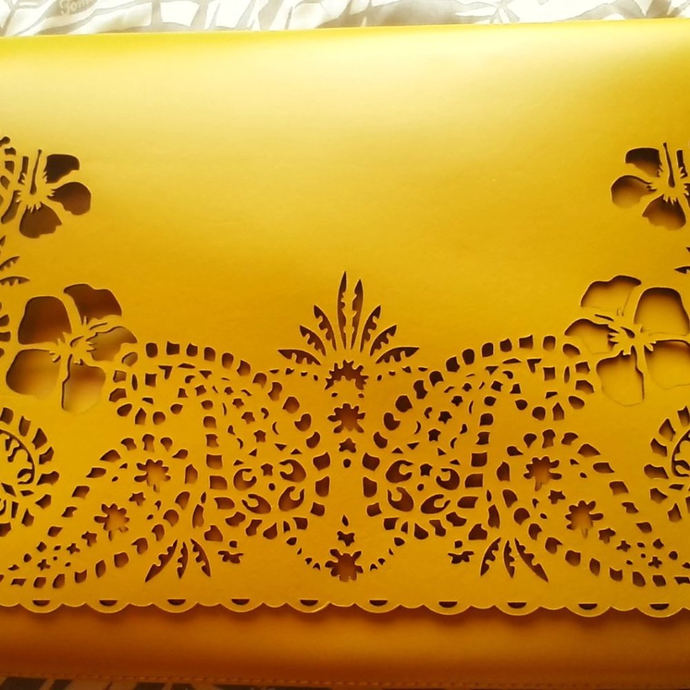 🆕 TOMMY BAHAMA Laser Lace Clutch